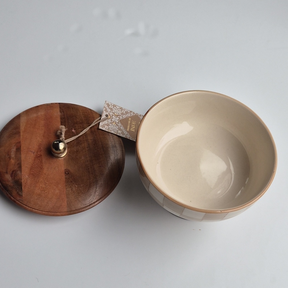 Mocha Checkered Stoneware Serving Bowl with Wooden with Lid - Picture 5 of 10